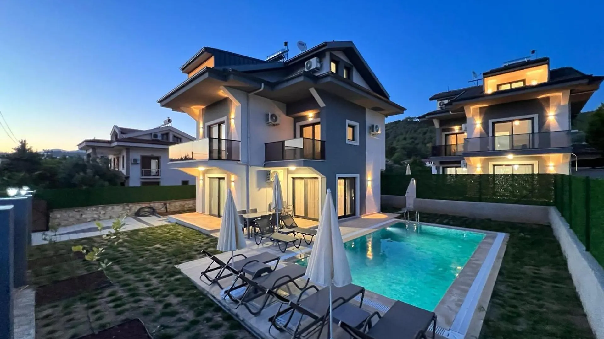 Villa Leon contacts